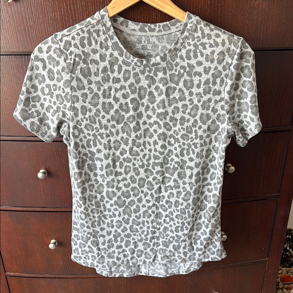 Zoe + Liv Gray Fitted Short Sleeve Tee